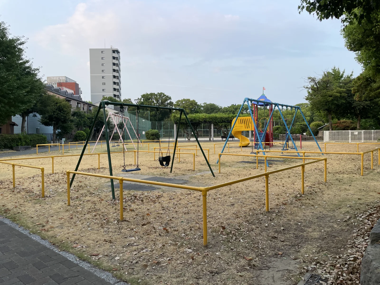 東公園（球技広場・幼児コーナー）の設備・遊具写真