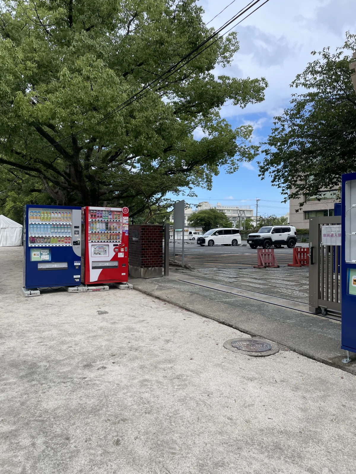 筥崎宮の参道脇に追加された放生会準備中の自動販売機