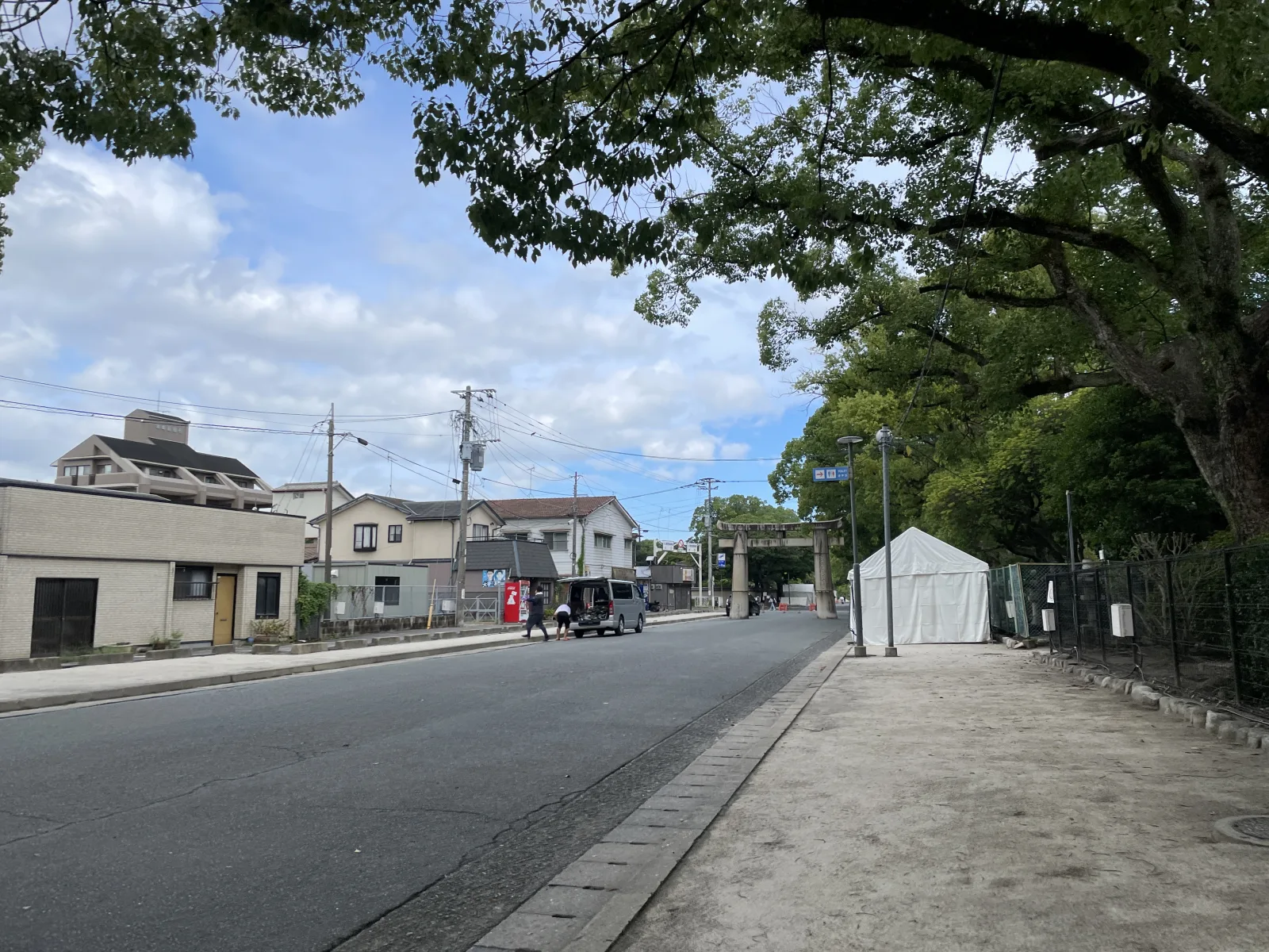 筥崎宮の参道に設置された白いテントと設営車両